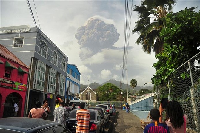 volcano eruption la soufriere caribbean evacuation