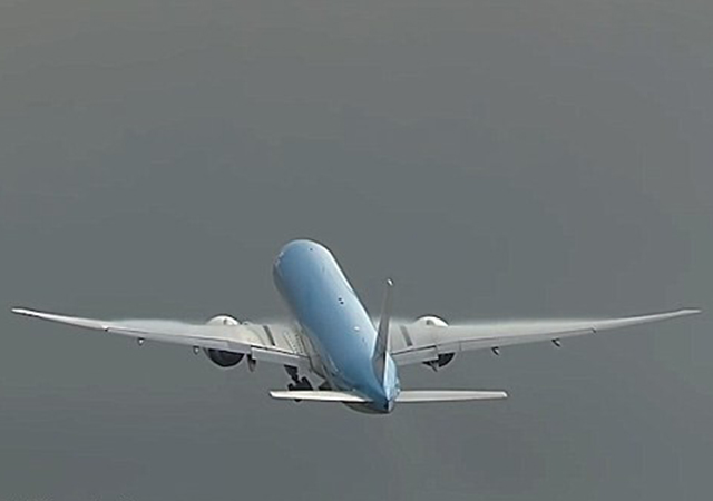 plane lightning