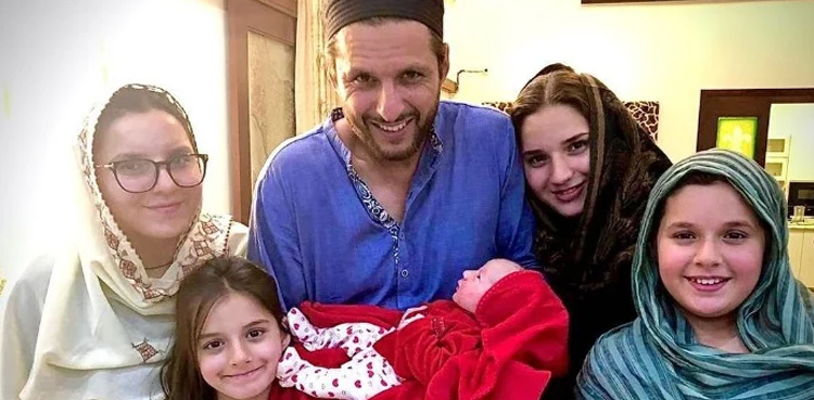 shahid afridi daughters social media accounts