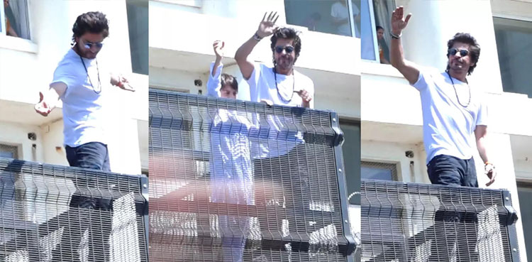 Shahrukh Khan Wishes Eid Mubarak To Fans Outside Mannat 